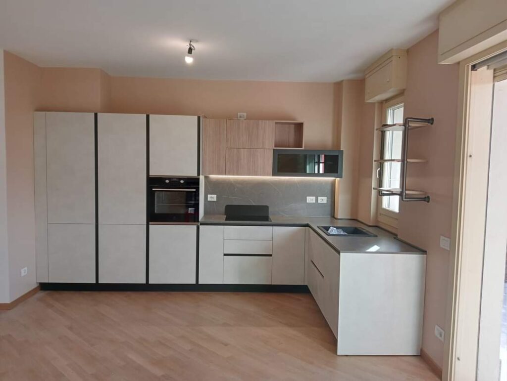 Una cucina moderna e funzionale: una delle tante soluzioni di Arredamento completo per la casa a Treviso firmato Prontocasa
