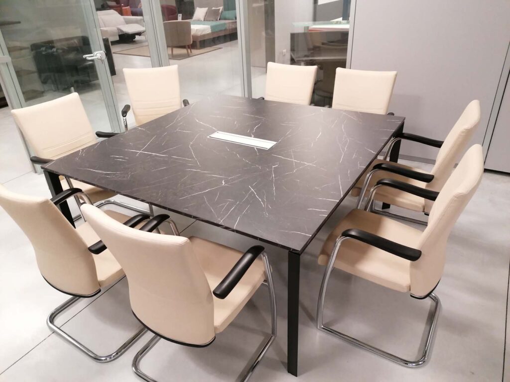 Lo Showroom di Pronto Casa dove è possibile vedere diversi esempi di Arredamenti per ufficio a Belluno