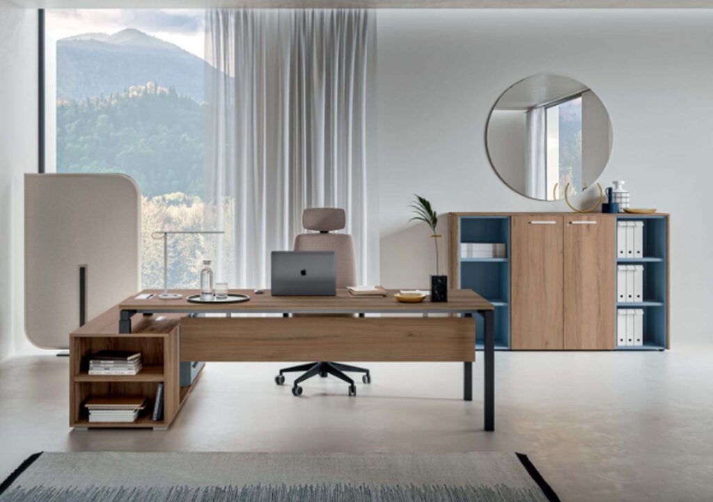 Arredamento personalizzato per uffici a Treviso - stanza luminosa con scrivania, computer e una finestra