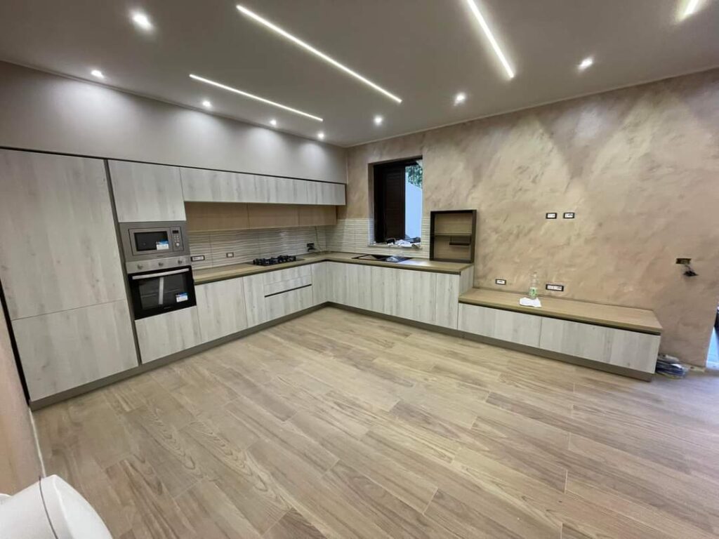 Una bellissima cucina risultato di una Ristrutturazione di interni con materiali ecologici a Belluno