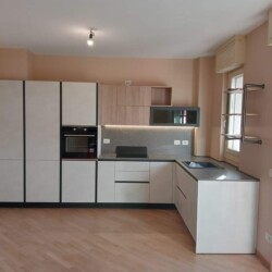 Una cucina moderna e funzionale: una delle tante soluzioni di Arredamento completo per la casa a Treviso firmato Prontocasa