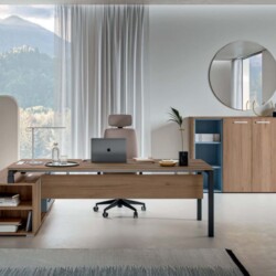 Arredamento personalizzato per uffici a Treviso - stanza luminosa con scrivania, computer e una finestra