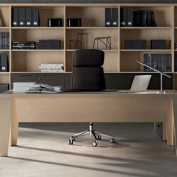 Arredamento su misura per uffici a Treviso - immagine di una stanza luminosa con scrivania e scaffalature con oggetti riposti al suo interno