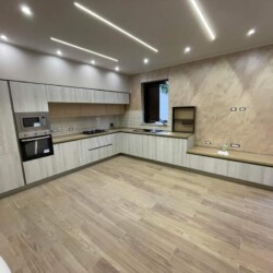 Una bellissima cucina risultato di una Ristrutturazione di interni con materiali ecologici a Belluno
